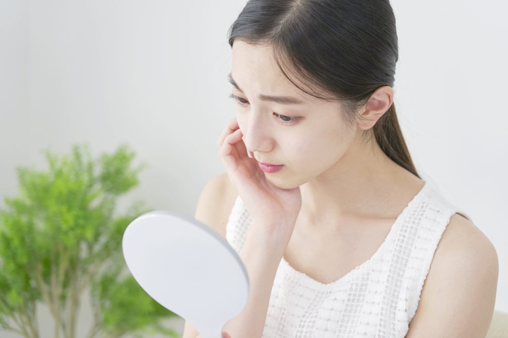 クレーター（ニキビ跡・凹凸）の治療には何がいい？原因やおすすめ治療を解説